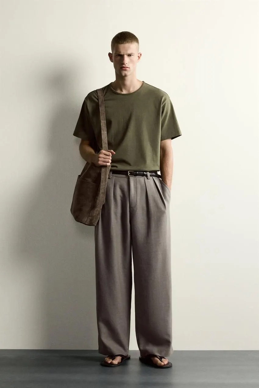 Pantalón relaxed fit estructura pliegues (verde gris)